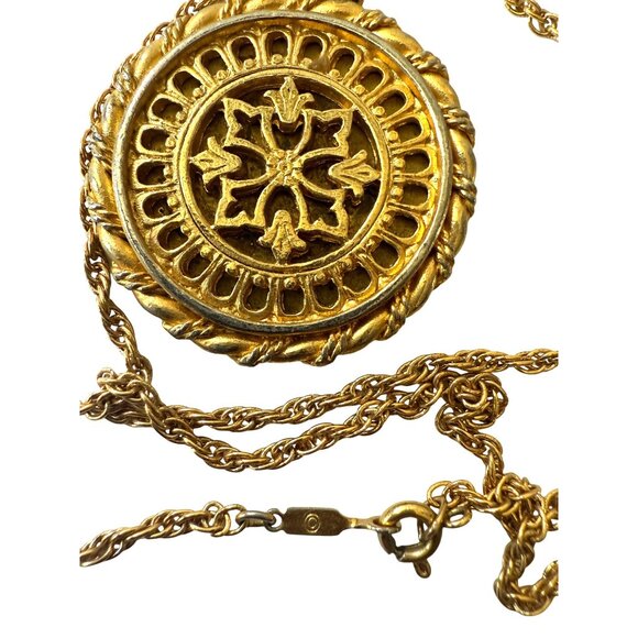 Vintage Monet Medallion Pendant Necklace With Ornate Design & Rope Chain - Picture 1 of 6